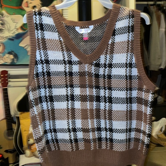 V-Neck Patterned Vest - Picture 3 of 3